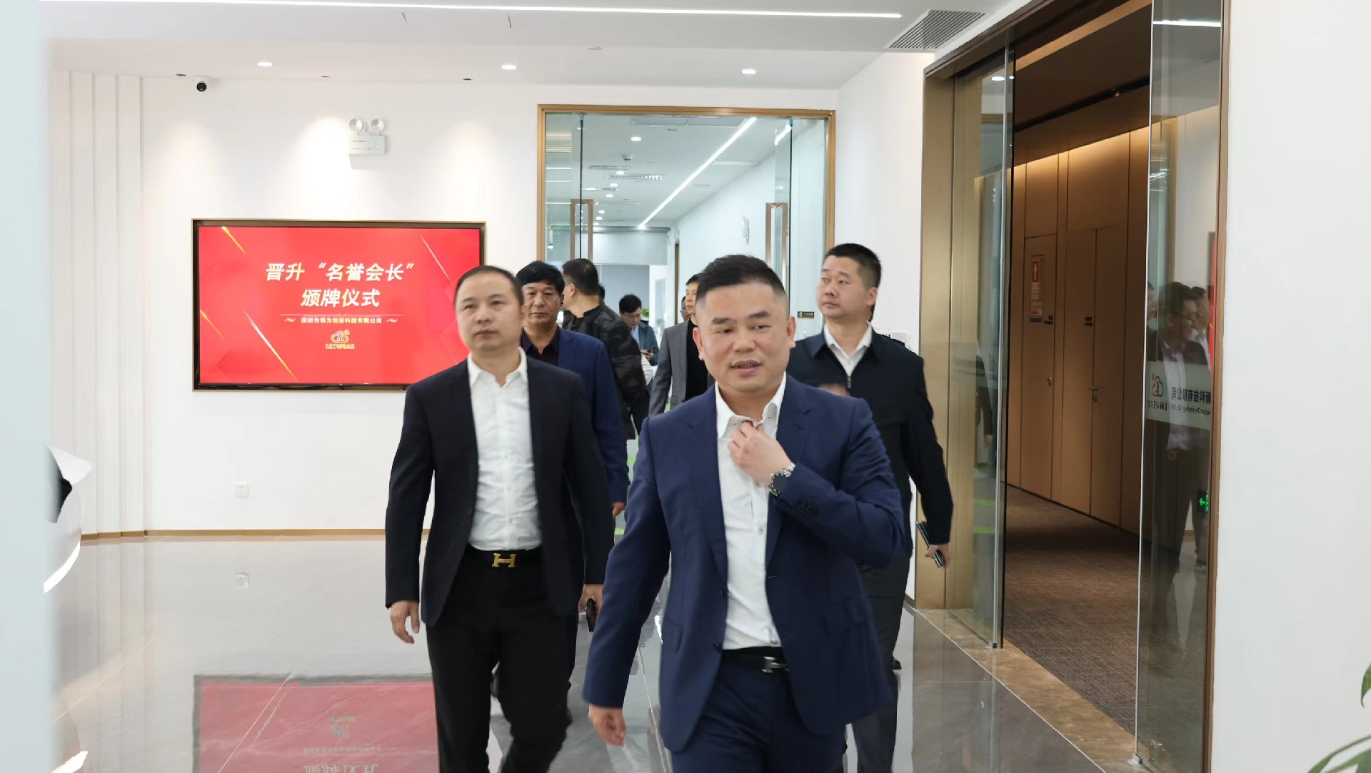 林总带领郑会长等参观公司